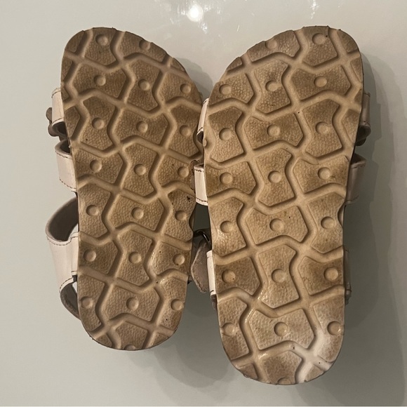 Joe Fresh white and silver floral accent toddler sandals -Size 6 - Picture 4 of 4
